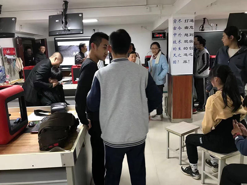 高中生做脊柱健康普查與頸椎病康復診療