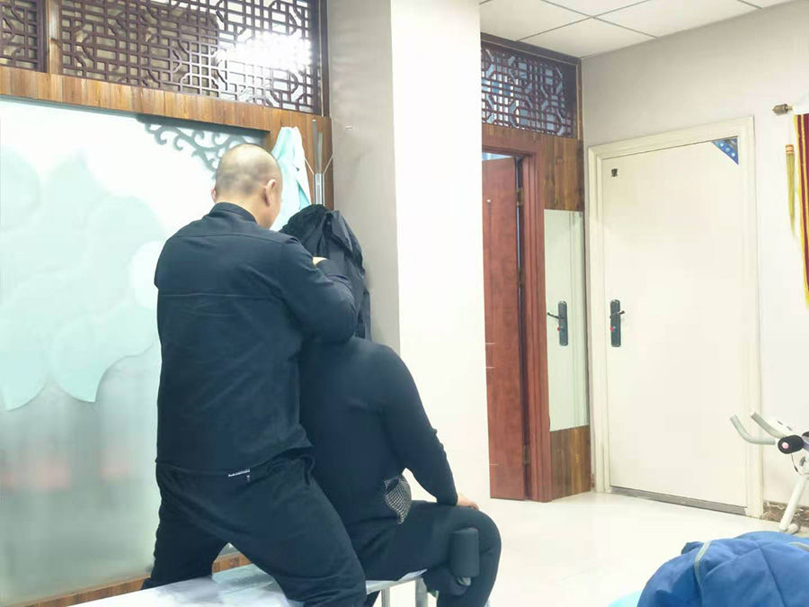 稱為脊柱側(cè)凸的病癥如何去解決？
